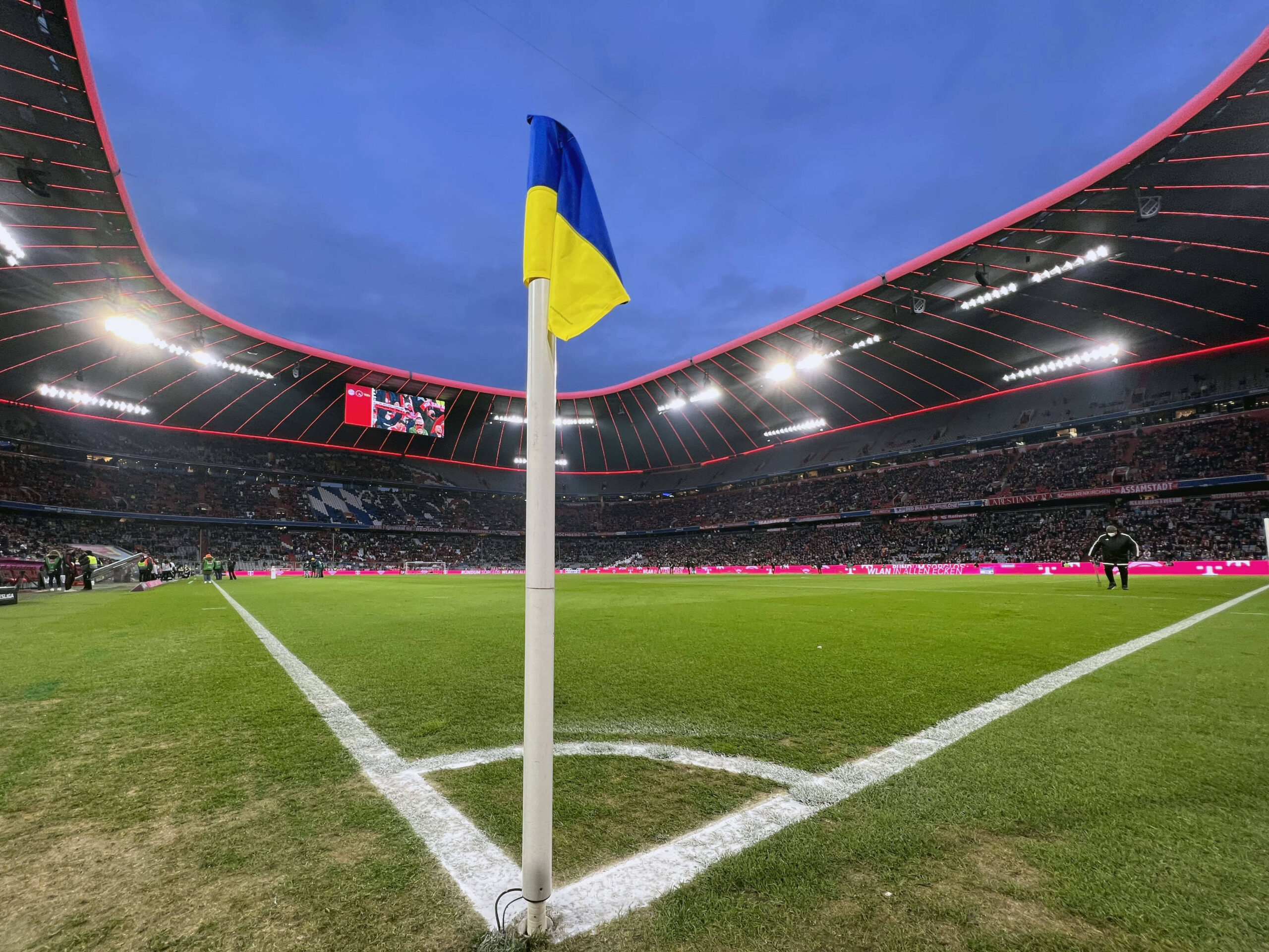Eine Eckfahne in den Farben der ukrainischen Flagge im Stadion des FC Bayern