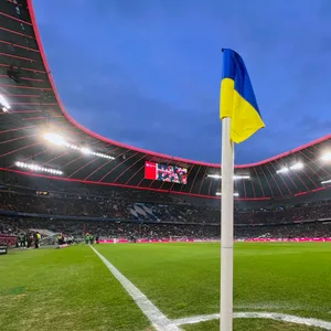 Eine Eckfahne in den Farben der ukrainischen Flagge im Stadion des FC Bayern