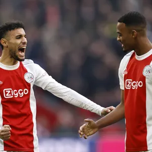 Noussair Mazraoui und Ryan Gravenberch zusammen auf dem Spielfeld