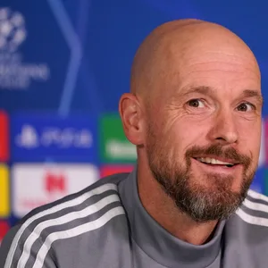 Ajax Amsterdam Trainer Erik Ten Hag gut gelaunt auf einer Pressekonferenz