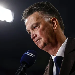 Der niederländische Nationaltrainer Louis van Gaal steht nachdenklich an einem Mikrofon