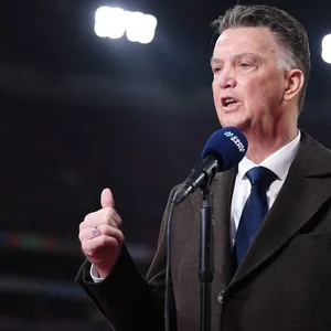 Louis van Gaal steht am Mikrofon und streckt seinen Daumen nach oben