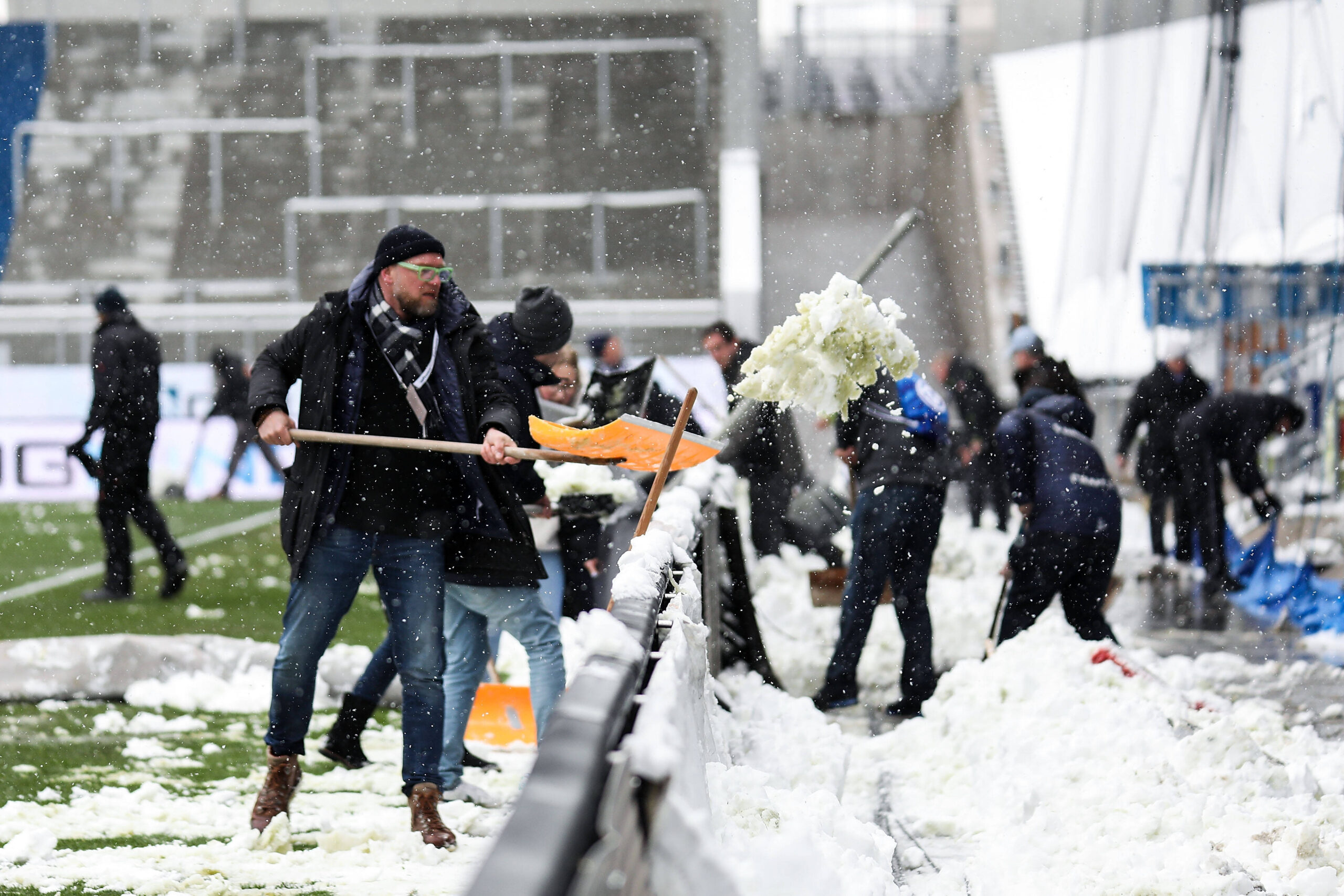 Fans des SV Darmstadt 98 schippen Schnee