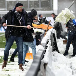 Fans des SV Darmstadt 98 schippen Schnee