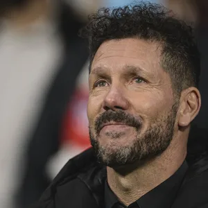 Atletico Madrid Trainer steht mit Tränen in den Augen am Spielfeldrand