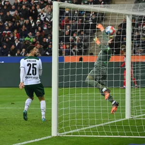 Gladbach Torhüter Yann Sommer klärt einen Ball auf der Linie
