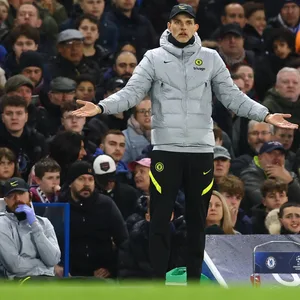 Thomas Tuchel breitet ratlos die Arme aus, im Hintergrund Zuschauer