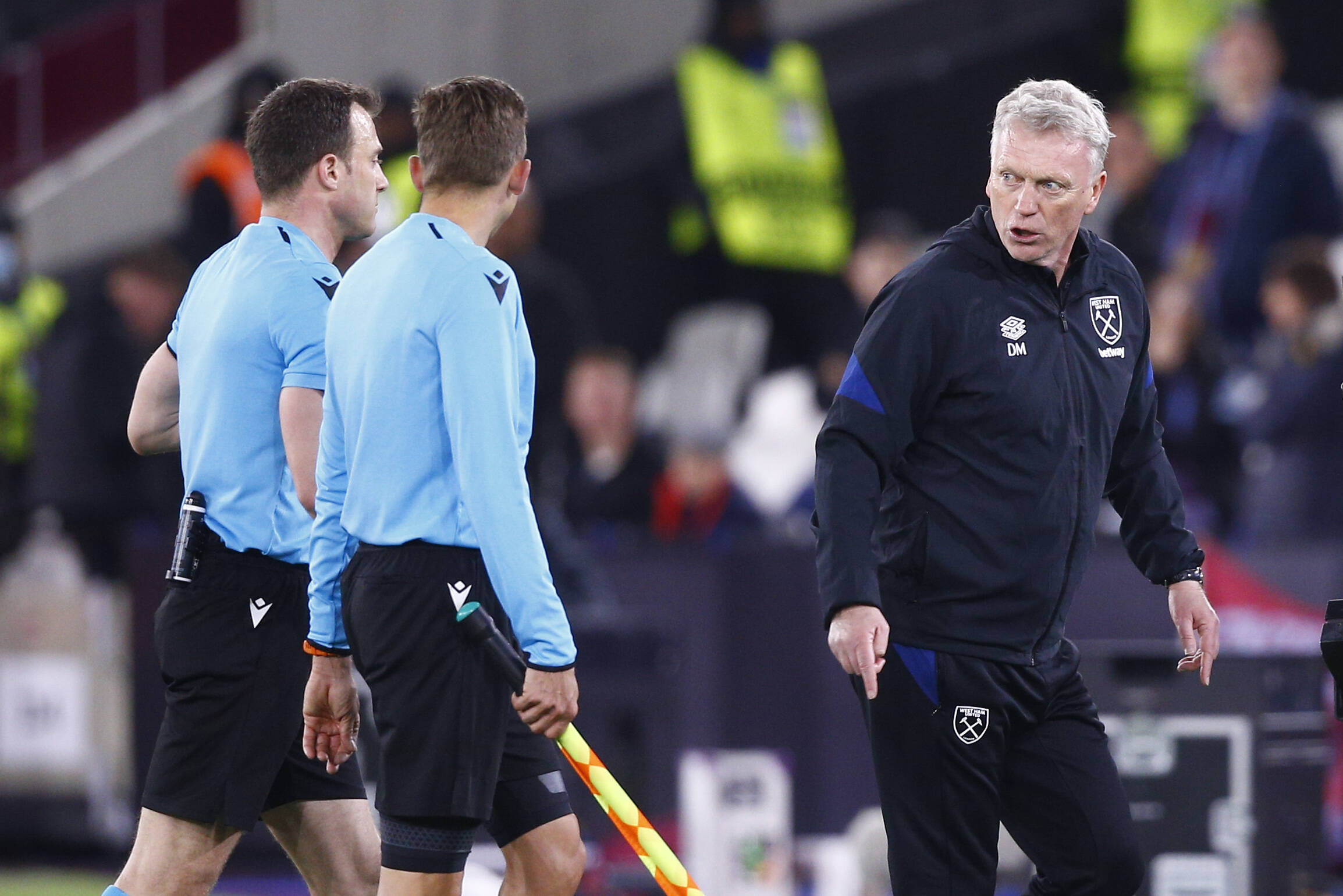 West-Ham Trainer David Moyes in hitziger Konversation mit Felix Zwayer und seinem Assistenten