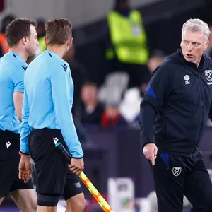 West-Ham Trainer David Moyes in hitziger Konversation mit Felix Zwayer und seinem Assistenten