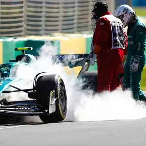 Sebastian Vettel löscht sein Auto mit seinem Team, am Rand der Rennstrecke