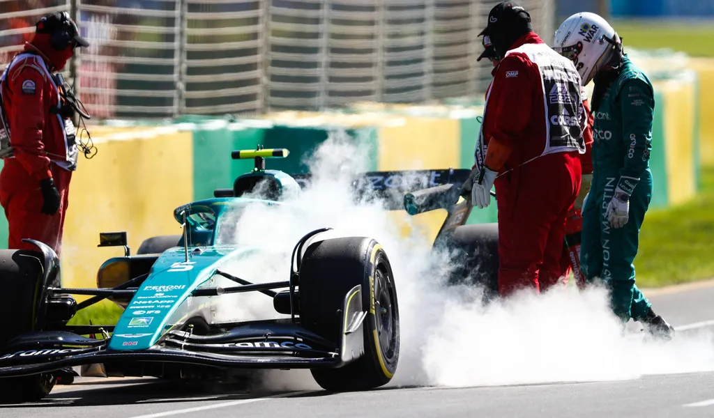 Sebastian Vettel löscht sein Auto mit seinem Team, am Rand der Rennstrecke