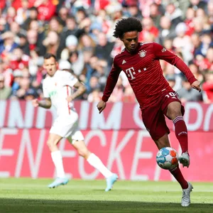 Leroy Sane kontrolliert den Ball mit seinem linken Fuß