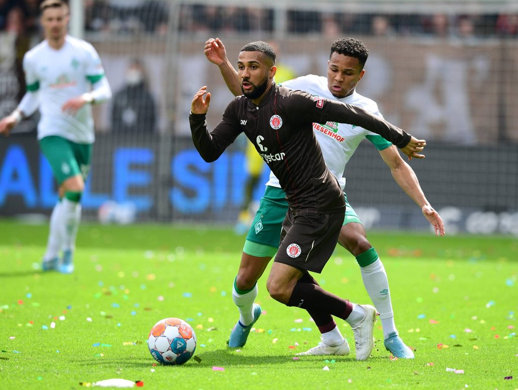 St. Pauli Profi Daniel Kofi Kyereh im Zweikampf mit Bremens Felix Agu