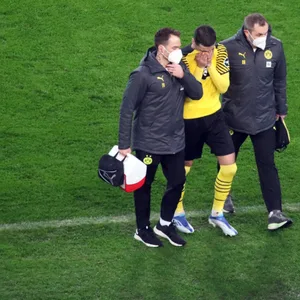 BVB-Spieler Gio Reyna wird von Sanitätern vom Platz gebracht