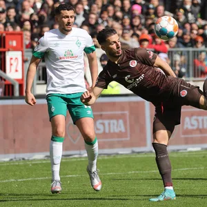 St. Pauli-Profi Leart Paqarada artistisch gegen Werder Bremen