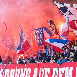 Kieler-Fans mit Bengalos auf der Tribüne