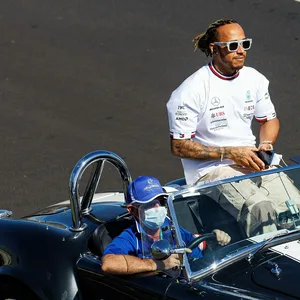 Formel 1-Superstar Lewis Hamilton will Miteigentümer des FC Chelsea werden.