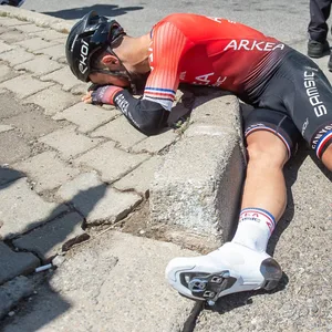 Rad-Star Nacer Bouhanni stürzt und verletzt sich
