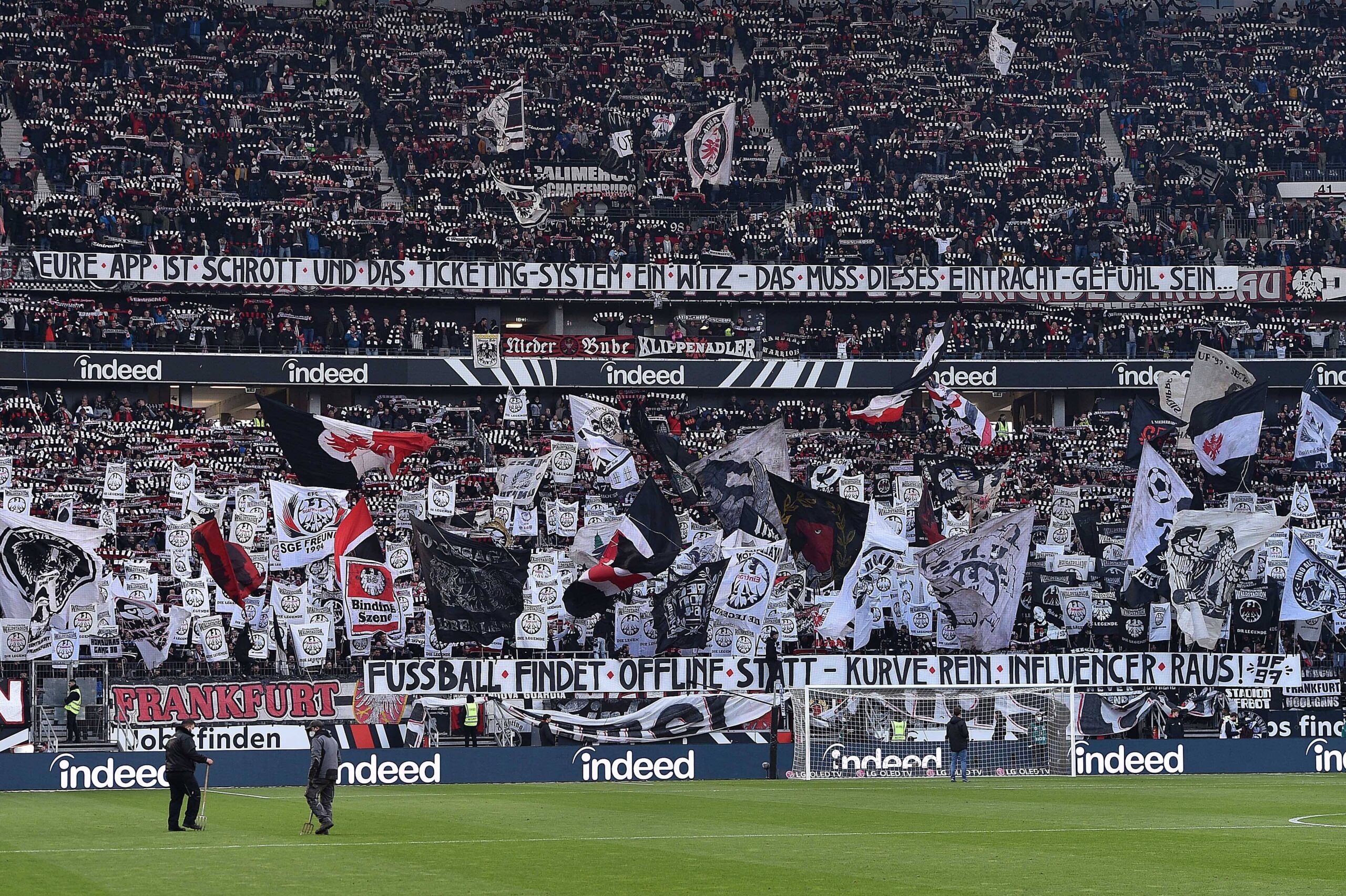 Frankfurt-Fans schwenken Fahnen im Stadion