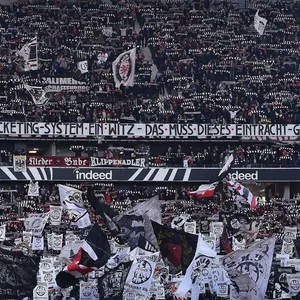 Frankfurt-Fans schwenken Fahnen im Stadion