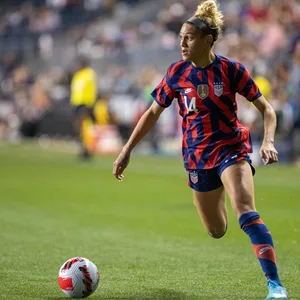 Trinity Rodman mit Ball in Aktion
