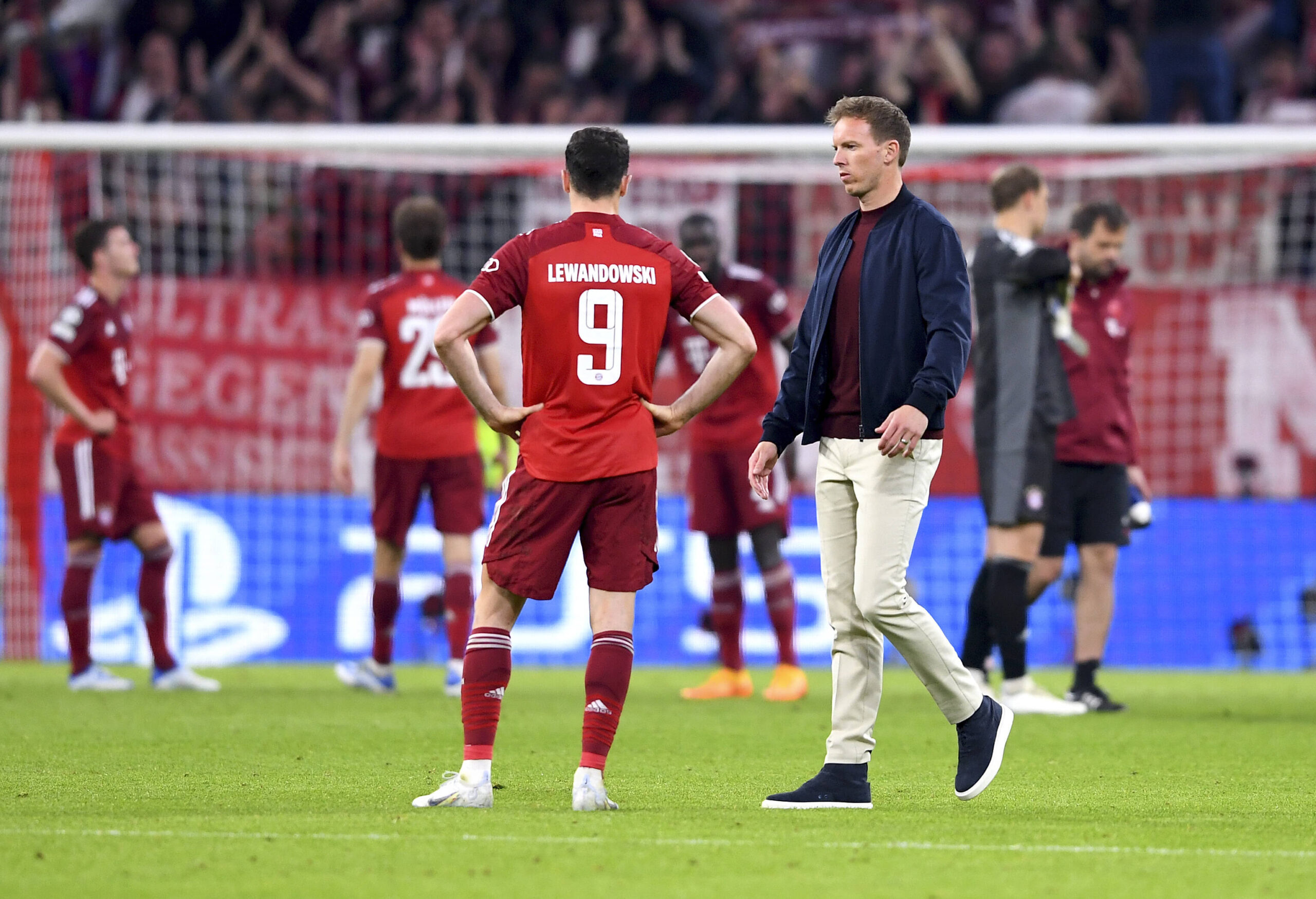 Robert Lewandowski und Julian Nagelsmann stehen enttäuscht auf dem Rasen