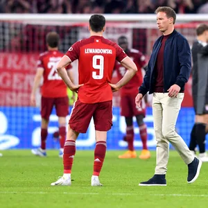 Robert Lewandowski und Julian Nagelsmann stehen enttäuscht auf dem Rasen