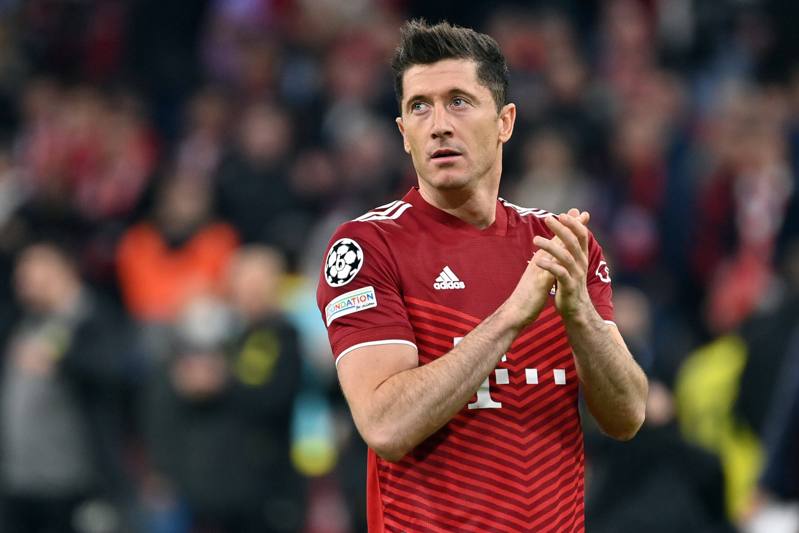 Robert Lewandowski klatscht in die Hände