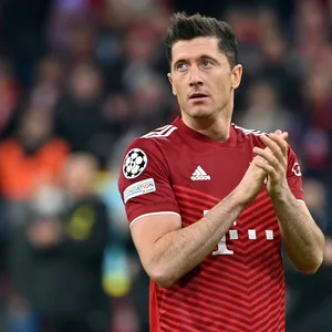Robert Lewandowski klatscht in die Hände
