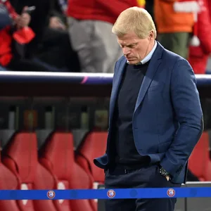 Oliver Kahn mit gesenktem Kopf vor der Bayern-Bank