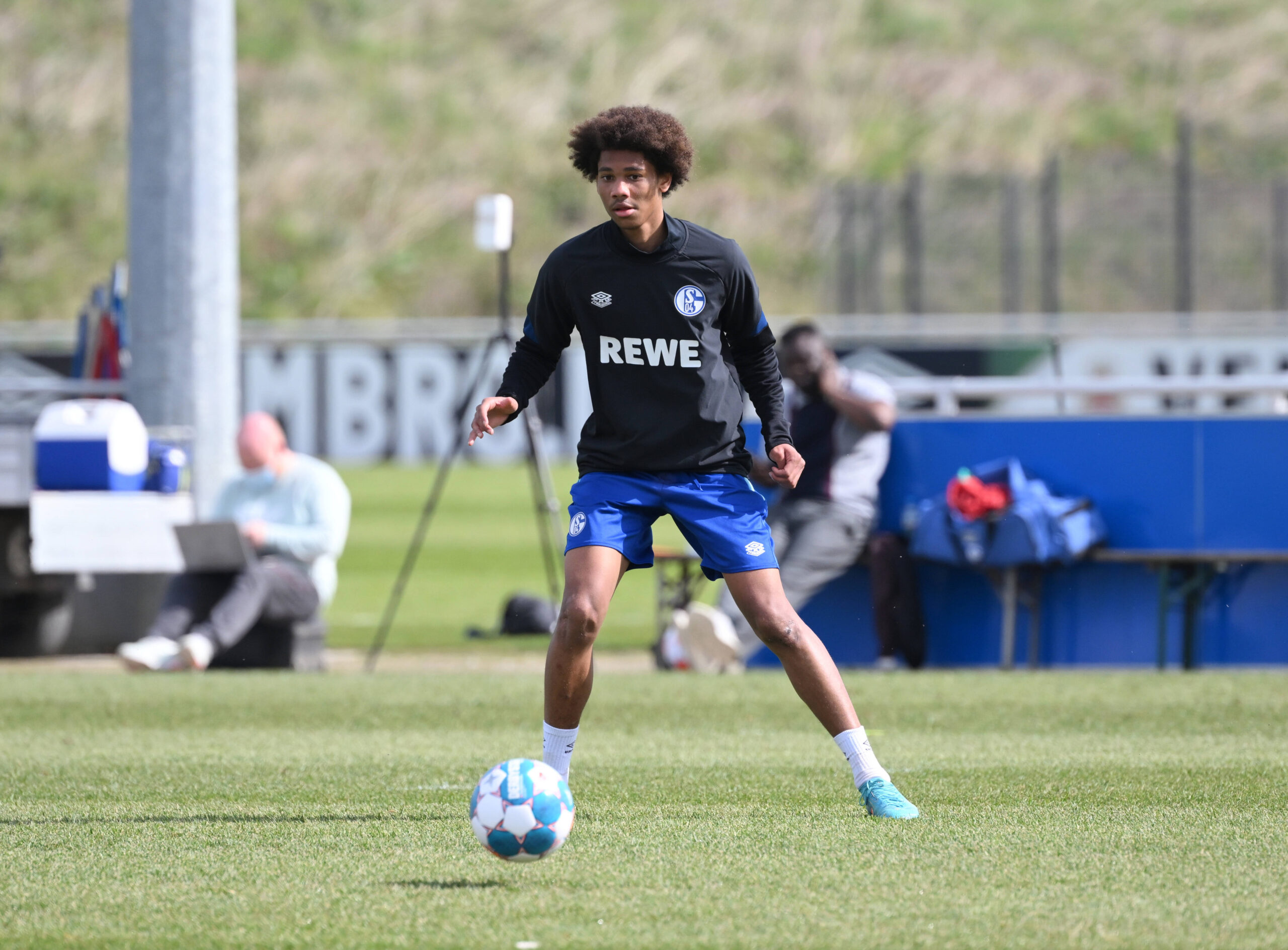 Sidi Sané ist der kleine Bruder von Bayern-Star Leroy Sané und trainiert nun bei den Knappen mit.