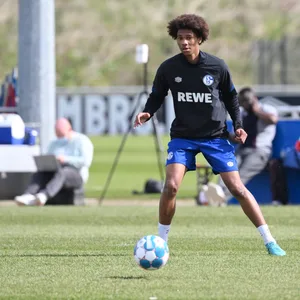 Sidi Sané ist der kleine Bruder von Bayern-Star Leroy Sané und trainiert nun bei den Knappen mit.