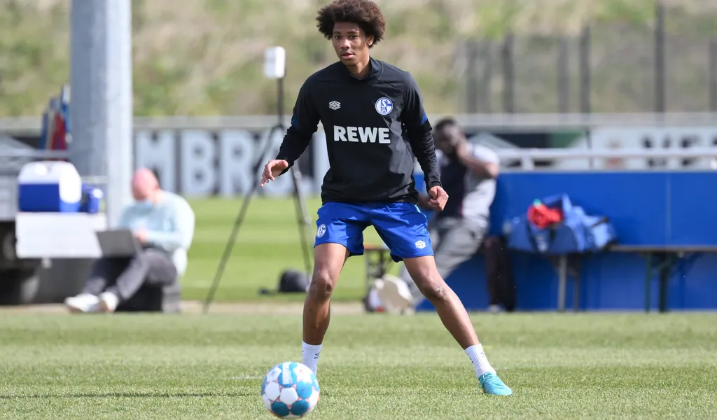 Sidi Sané ist der kleine Bruder von Bayern-Star Leroy Sané und trainiert nun bei den Knappen mit.