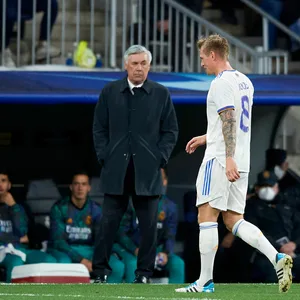 Toni Kroos bei seiner Auswechslung mit Carlo Ancelotti