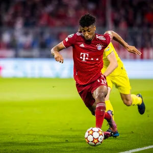 Bayern-Spieler Kingsley Coman im Laufduell