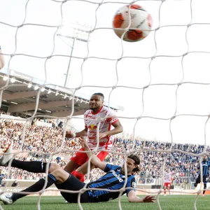 Christopher Nkunku (l.) bringt Leipzig in Führung.