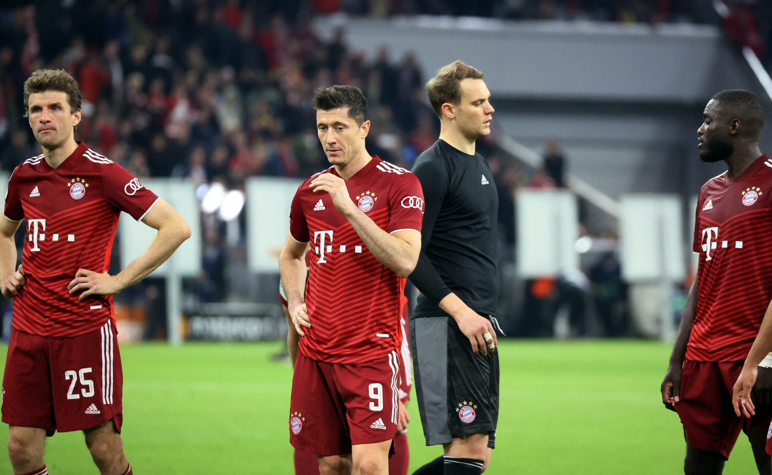 Bayern Profis Thomas Müller, Robert Lewandowski und Manuel Neuer enttäuscht