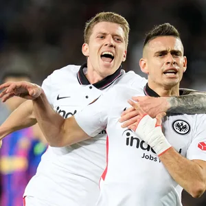 Torschütze Rafael Borré und Kristijan Jakic feiern das zweite Tor der Frankfurter..