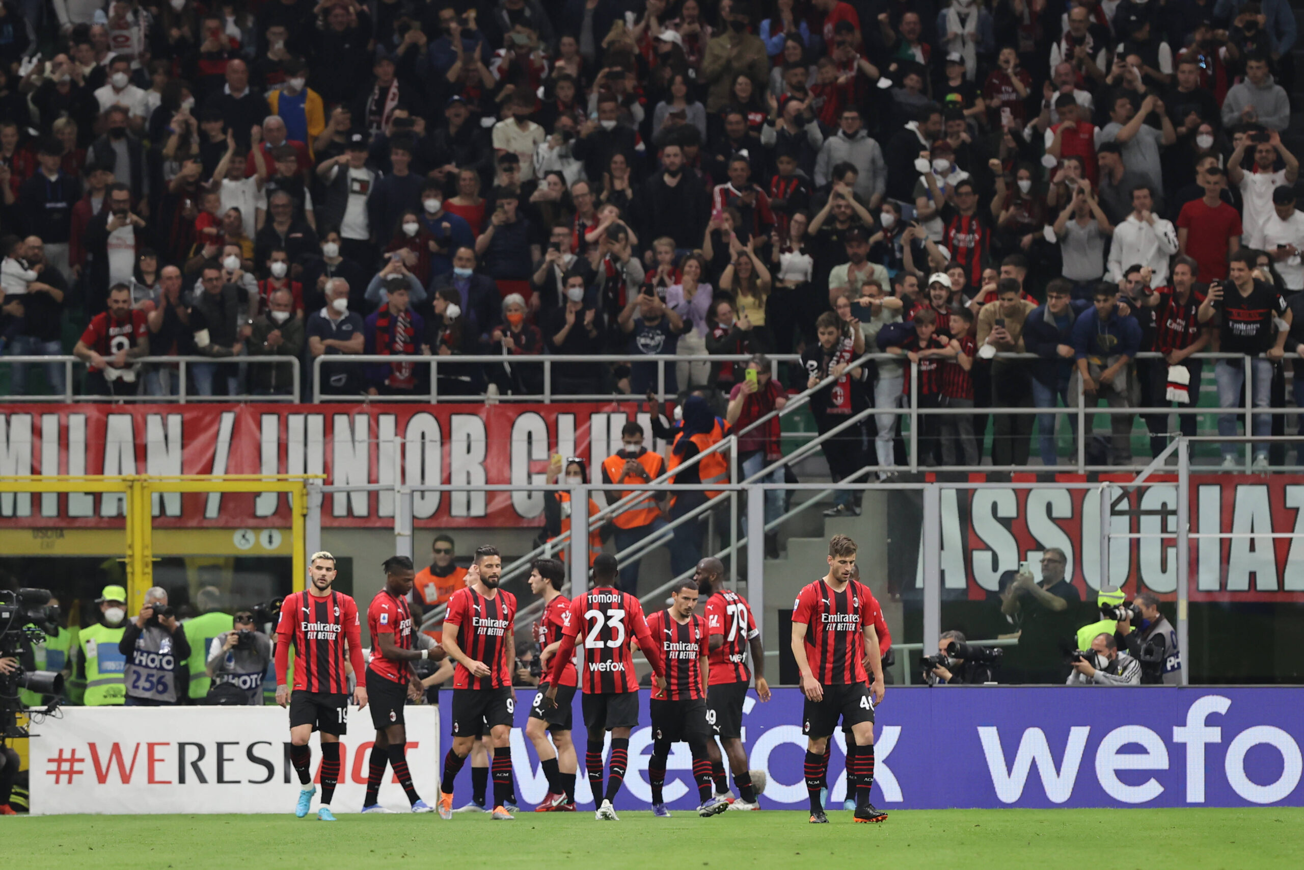 Spieler des AC Milan, im Hintergrund Fans