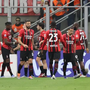 Spieler des AC Milan, im Hintergrund Fans