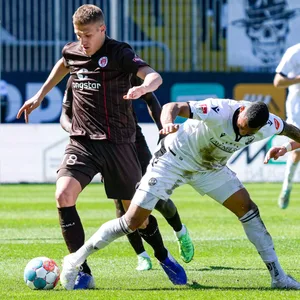 St. Pauli-Profi Jakov Medic im Zweikampf