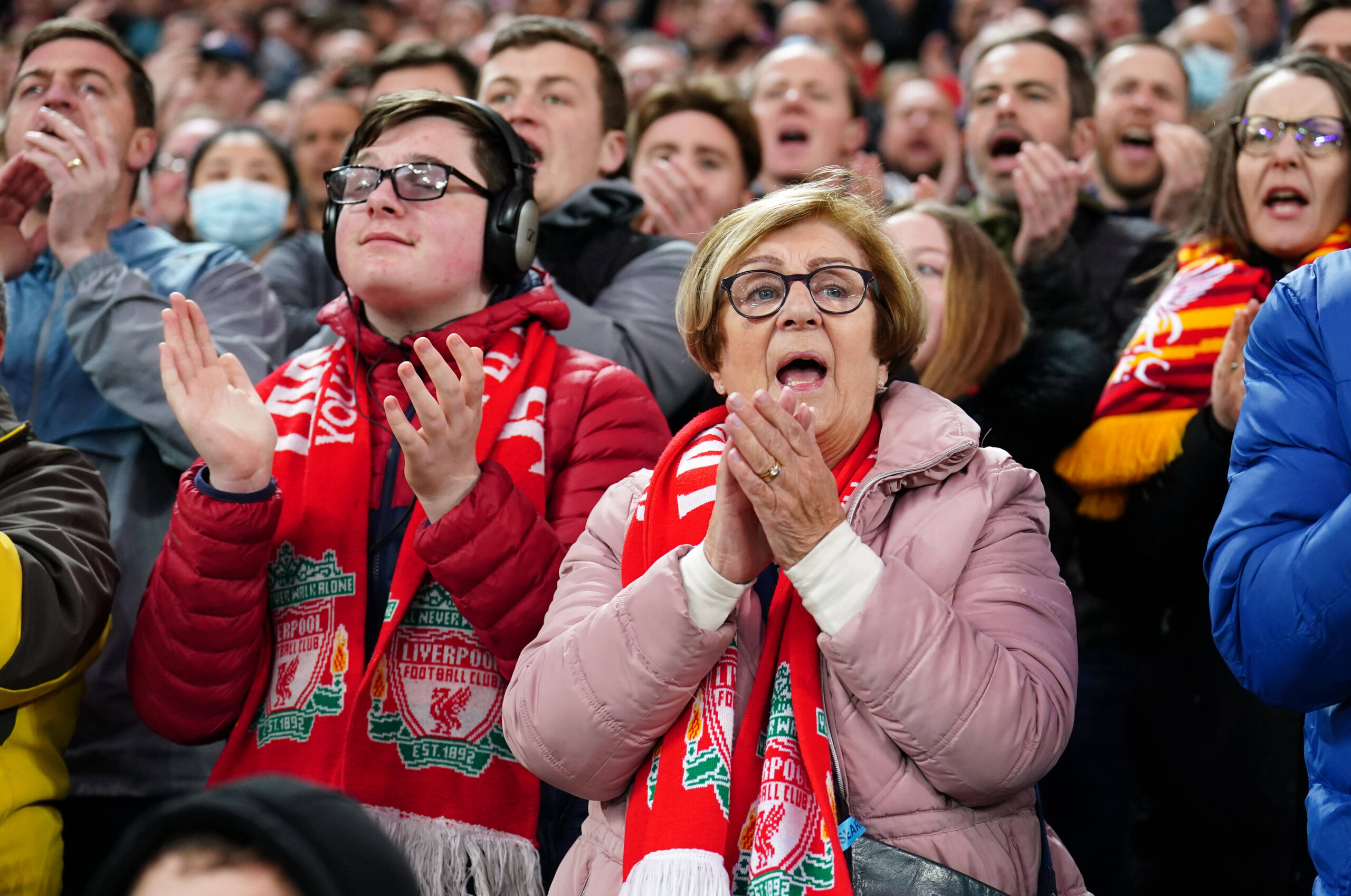 Die Fans des FC Liverpool sprechen dem trauernden Cristiano Ronaldo mit Beifall zu.