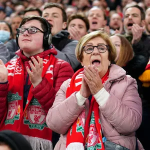 Die Fans des FC Liverpool sprechen dem trauernden Cristiano Ronaldo mit Beifall zu.
