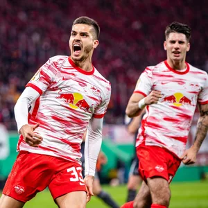 André Silva (l.) glich für Leipzig aus.