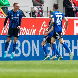 HSV-Profi Miro Muheim jubelt in Regensburg