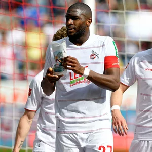 Anthony Modeste zeigt seinen Kaffee beim Torjubel