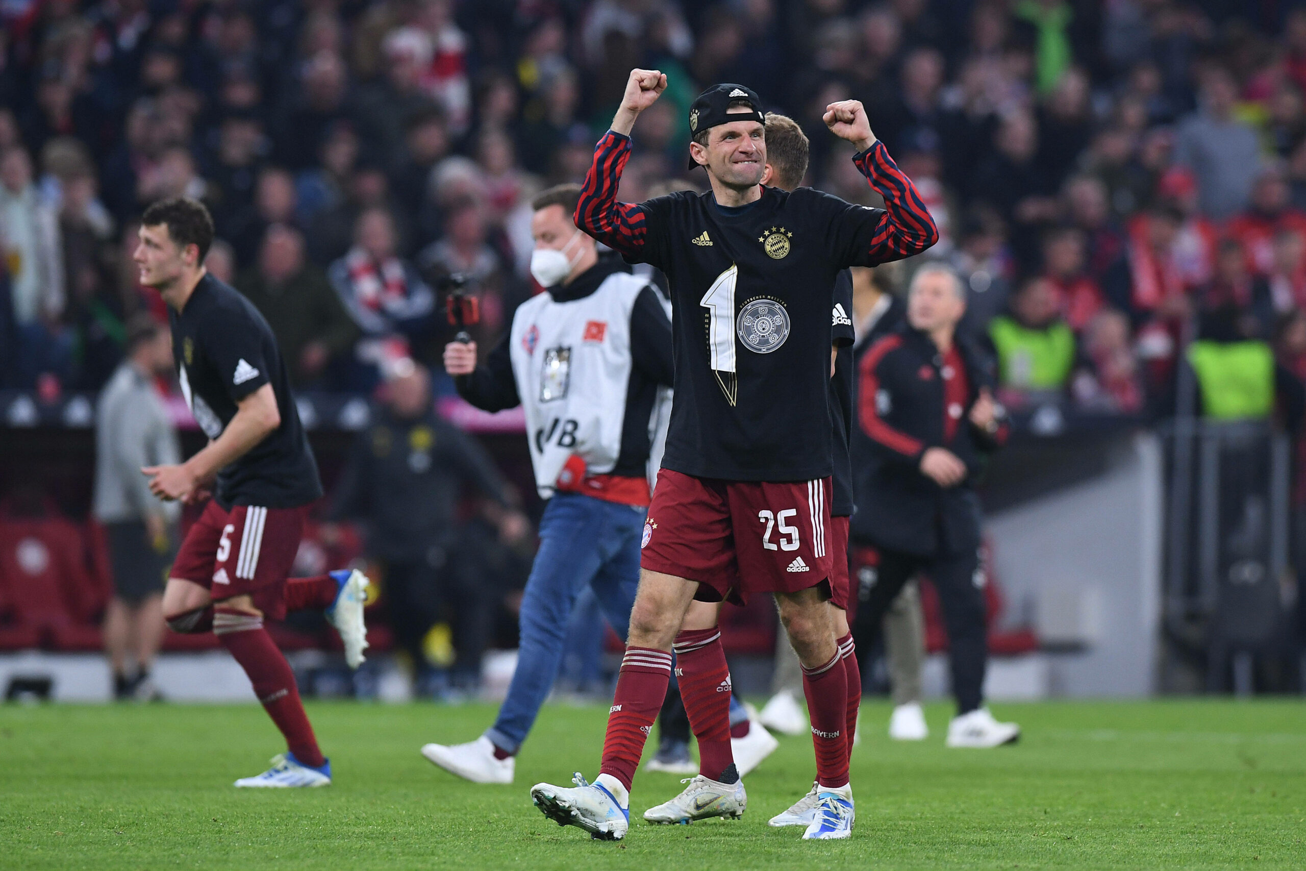 Thomas Müller feiert die Bayern-Meisterschaft