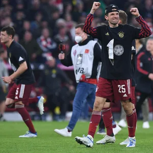 Thomas Müller feiert die Bayern-Meisterschaft