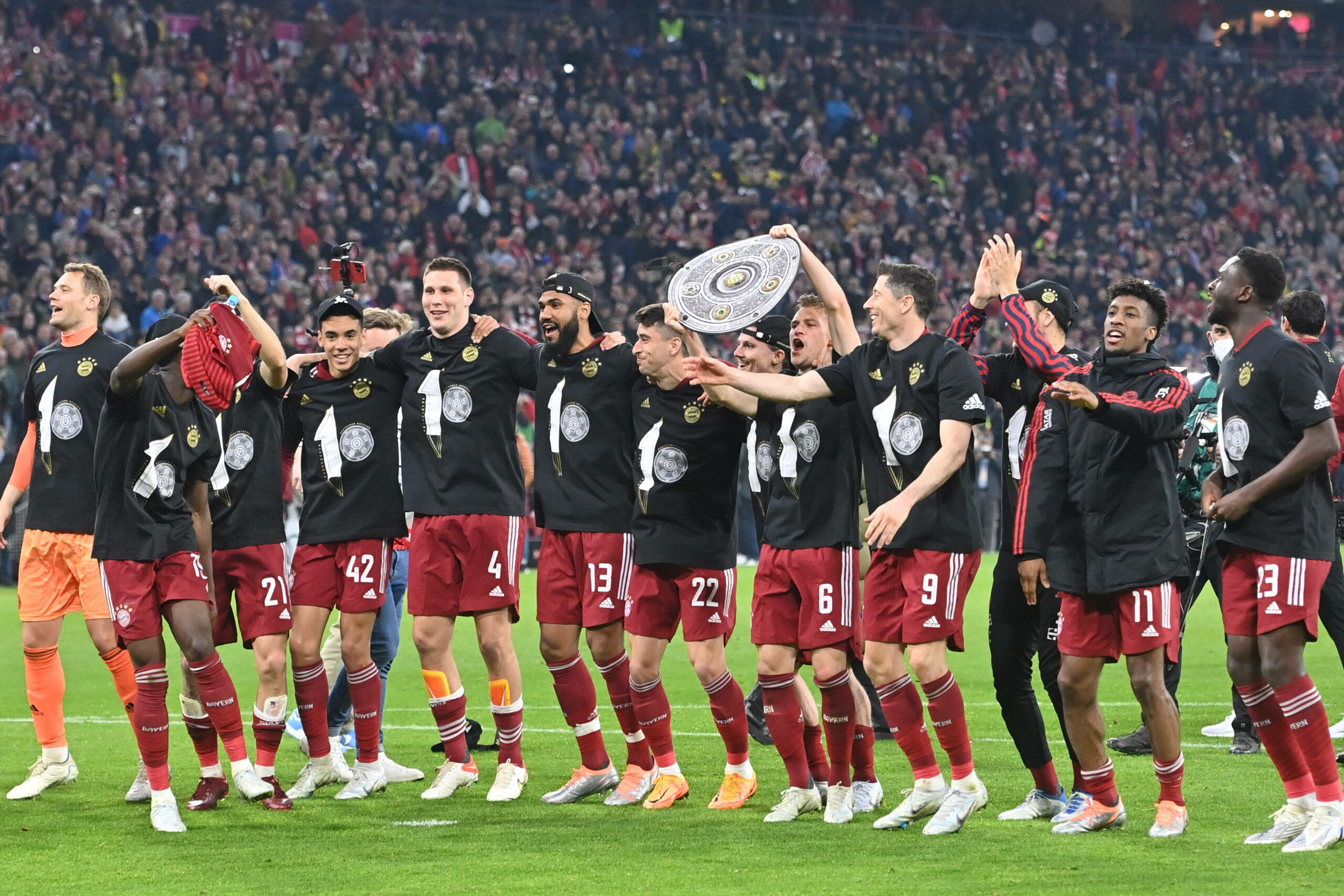 Bayern Spieler feiern die Meisterschaft
