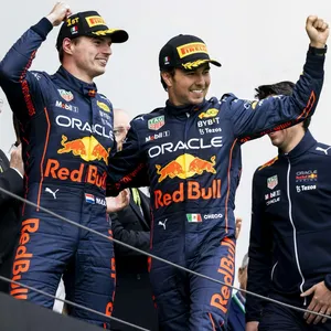 Doppelsieg im Ferrari-Land: Max Verstappen (l.) und Sergio Perez feiern die Plätze eins und zwei für Red Bull.